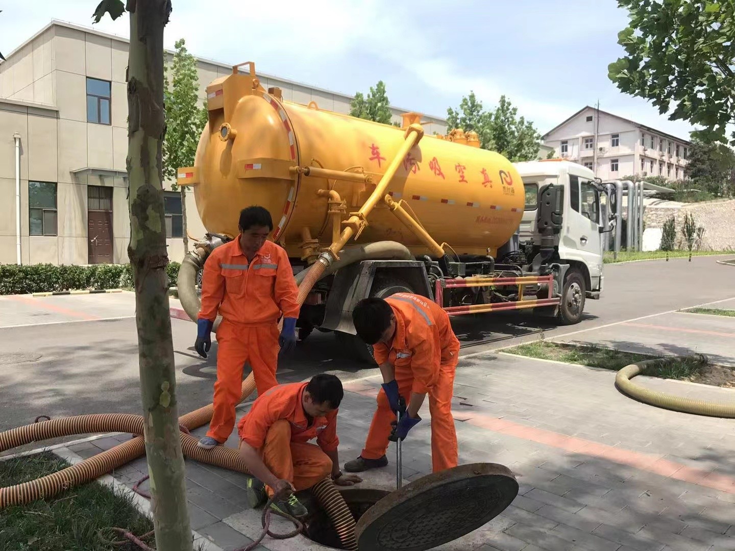 鹰潭管道疏通车停在窨井附近