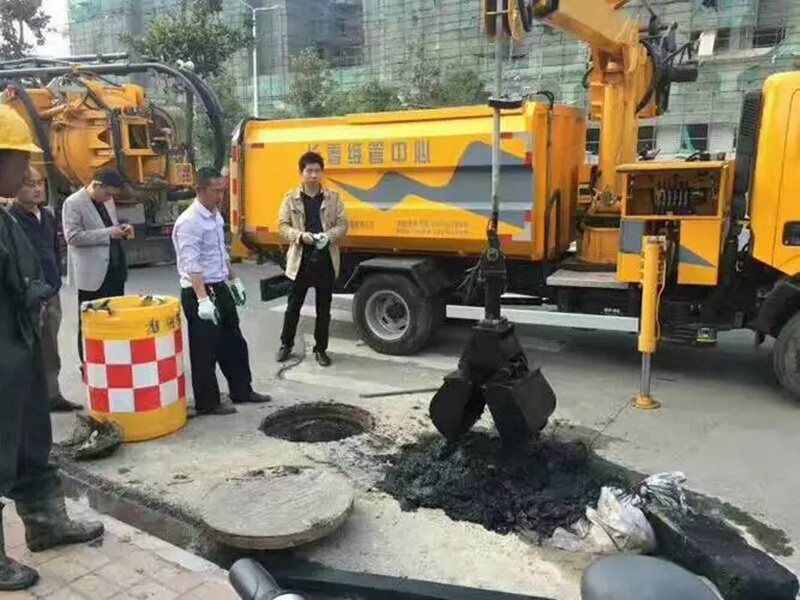 鹰潭街道：网格员化身“清道夫”，为民解忧疏通“堵心”化粪池