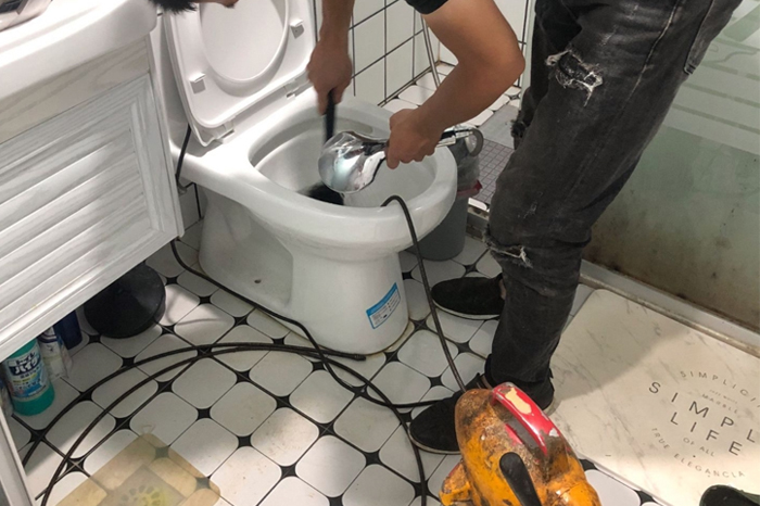 鹰潭马桶堵塞自己疏通还是找师傅?专业上门服务让你省时更省心